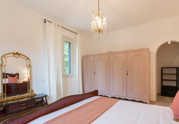 La camera da letto matrimoniale n.5 è climatizzata con bagno con doccia en suite– Casale Buccellato