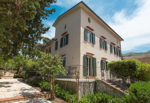 Sul retro della casa 5 gradini portano alla zona pranzo ed alla piscina - Casale Buccellato