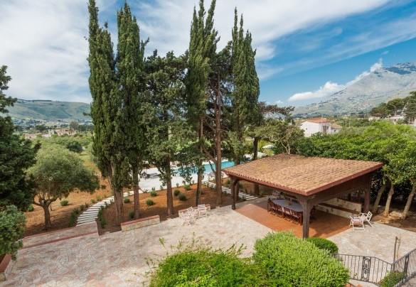 A pochi passi dal pergolato si trova l’ampia zona piscina – Casale Buccellato