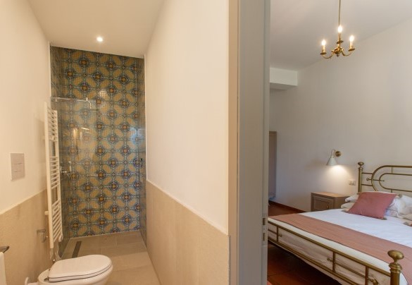 Il bagno con doccia en suite alla camera matrimoniale n. 1 a piano terra – Casale Buccellato