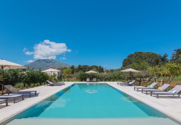 L’area piscina è delimitata da siepi e ulivi, ed il panorama delle montagne è spettacolare - Casale Buccellato