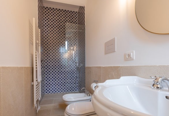 Il bagno con doccia en suite alla camera doppia n.4 al primo piano – Casale Buccellato