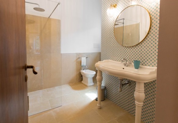 Il bagno con doccia en suite alla camera n.2 – Casale Buccellato