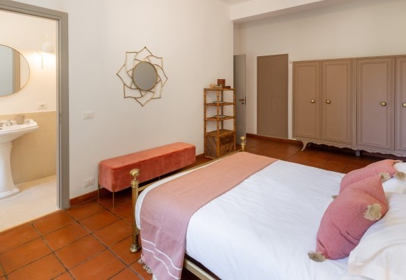 La camera matrimoniale n.1 gode di un bagno con doccia en suite – Casale Buccellato