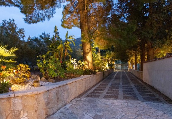 Il grande cancello automatico si trova lungo la strada di una zona residenziale – Casale Buccellato