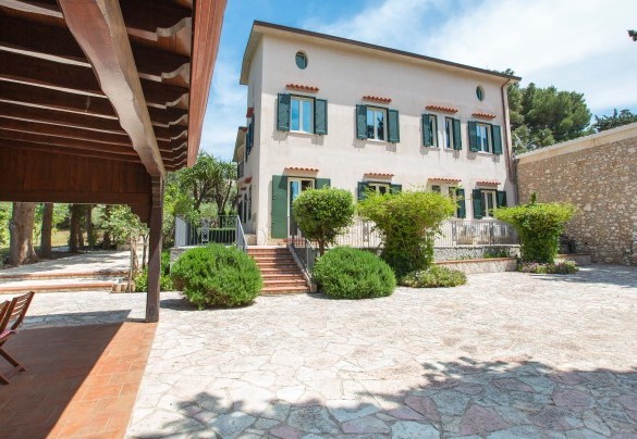 Dal casale di ispirazione classica, si accede all’esterno da vari punti – Casale Buccellato