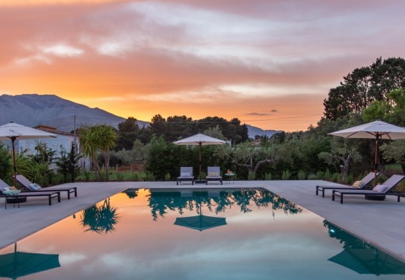 La piscina al tramonto – Casale Buccellato