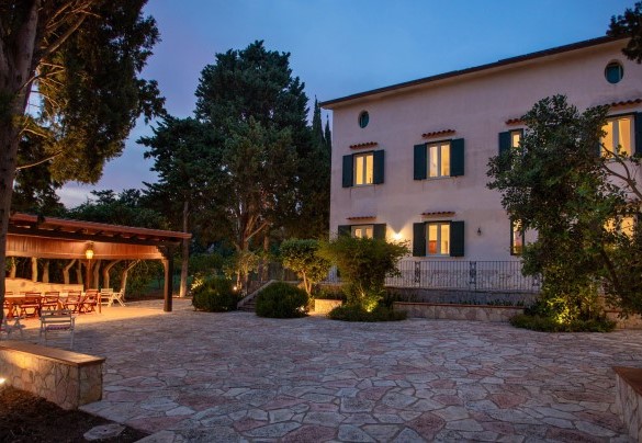 Sul retro della casa 5 gradini portano al pergolato con il grande tavolo – Casale Buccellato