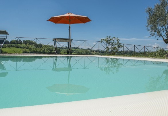 La piscina con quattro lati a sfioro dà la sensazione di immergersi nella campagna circostante - Casale Cinque Valli 