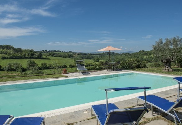 La piscina e la zona prendisole attrezzata con lettini e ombrellone - Casale Cinque Valli   