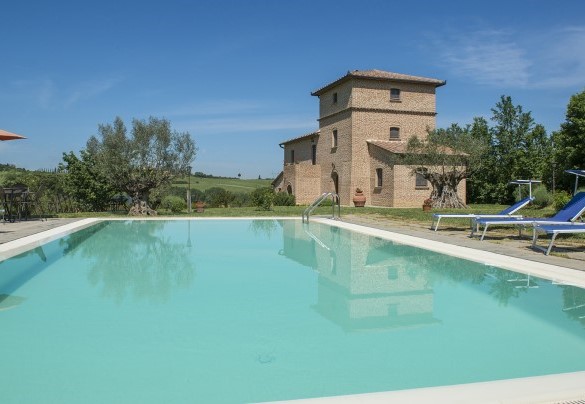 La piscina ad uso esclusivo e il casale sullo sfondo - Casale Cinque Valli 