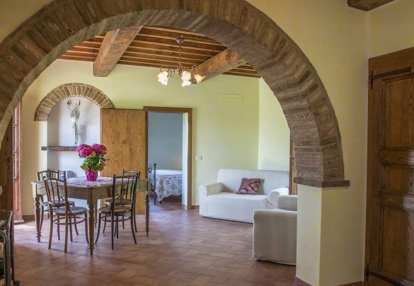Open plan con ingresso e salotto - Casale Cinque Valli 
