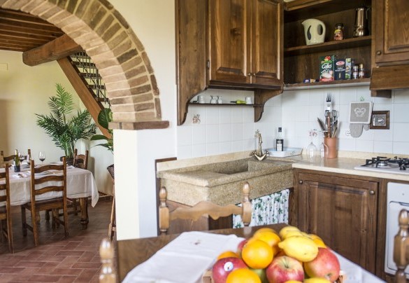  La cucina open con la zona pranzo - Casale Cinque Valli 