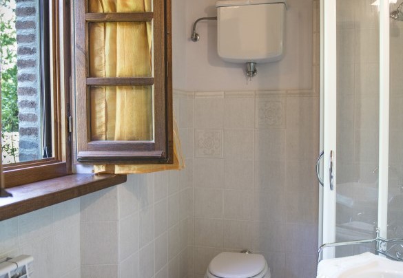 Bagno con doccia al primo piano - Casale Cinque Valli  