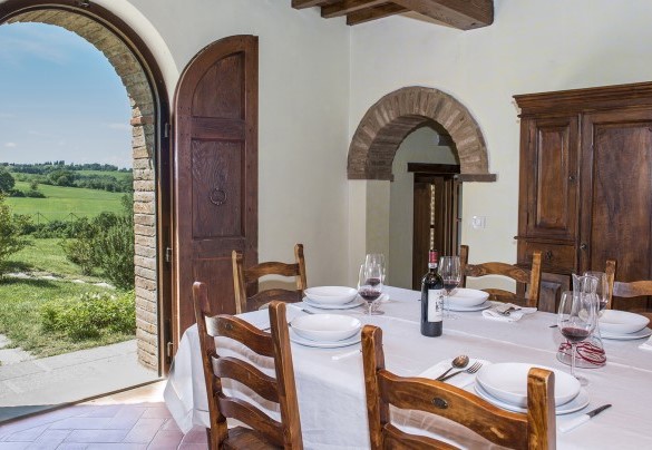 La zona pranzo con uscita diretta all'esterno - Casale Cinque Valli 