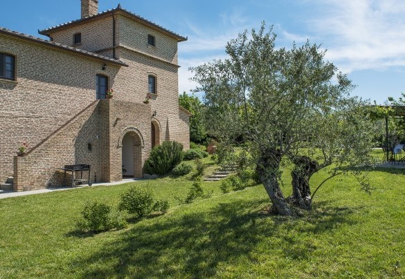 Il casale si sviluppa su due livelli più una torretta - Casale Cinque Valli  