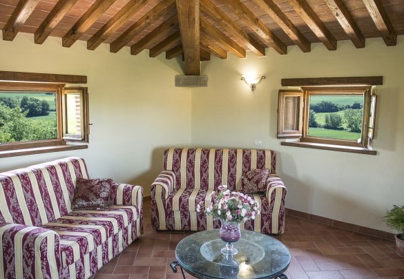 La torretta con divani e tavolino - Casale Cinque Valli 