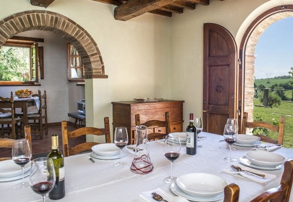 Dettaglio del tavolo preparato per pranzo - Casale Cinque Valli