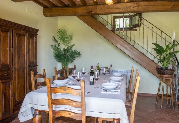 L'area pranzo con il tavolo imbandito - Casale Cinque Valli