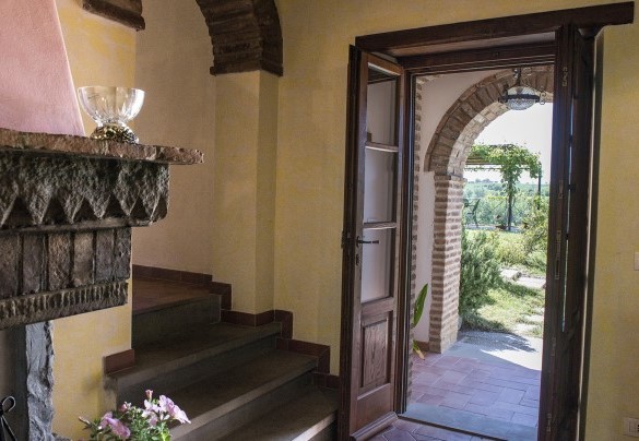 La porta d'ingresso e scale per primo piano - Casale Cinque Valli 