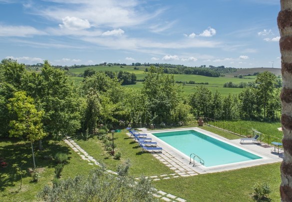 Scorcio panoramico dal casale verso la piscina - Casale Cinque Valli