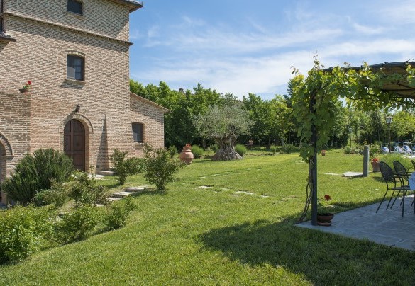 Il giardino circostante è di circa 1500 metri quadrati - Casale Cinque Valli 