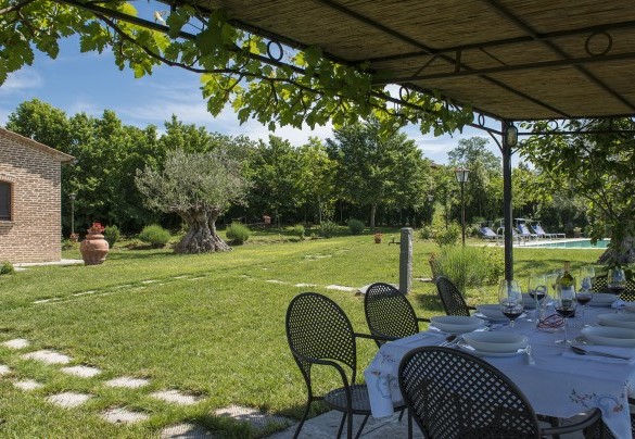 La zona pranzo esterna allestita con tavolo, sedie e gazebo - Casale Cinque Valli 