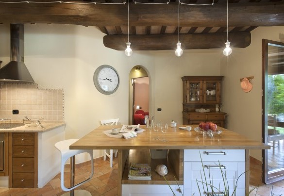 Kitchen with a central island, ground floor - Casale degli Ulivi