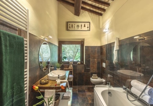Bathroom no. 4 with bathtub, first floor - Casale degli Ulivi