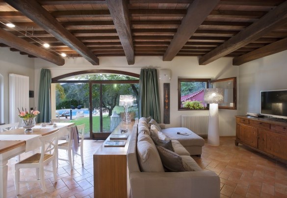 Living room overlooking the garden - Casale degli Ulivi
