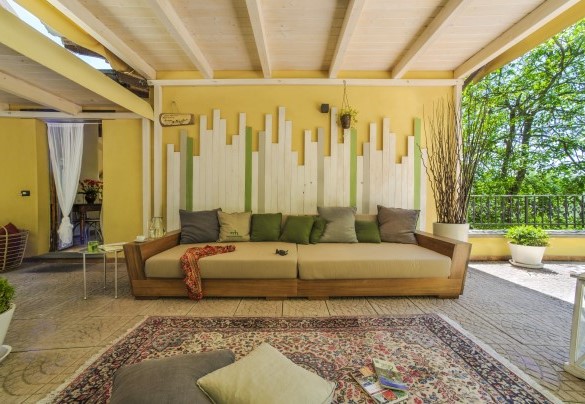 Lounge area on the first floor, modern and classic at the same time - Casale degli Ulivi