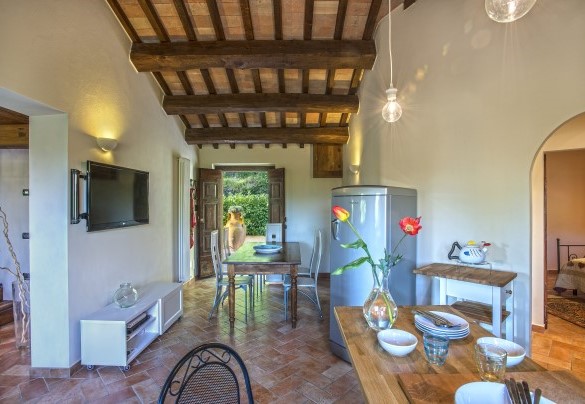 Entrance and dining area of ​​the first floor apartment - Casale degli Ulivi