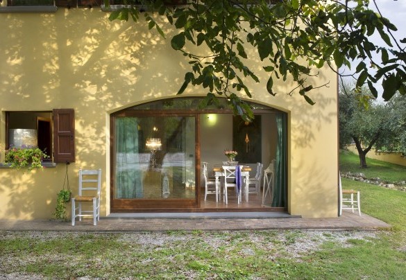 The living room and dining room no. 1 on the ground floor open onto the garden - Casale degli Ulivi