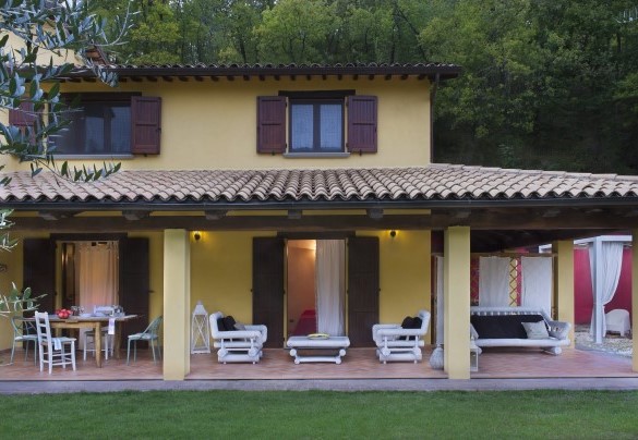 Large porch with dining table and outdoor sofas - Casale degli Ulivi