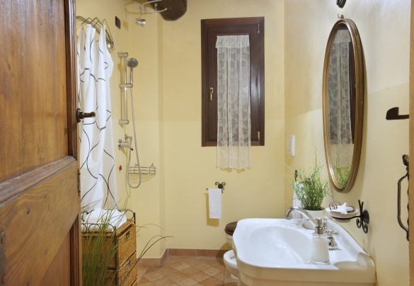 Bathroom n. 2 with shower on the ground floor - Casale degli Ulivi