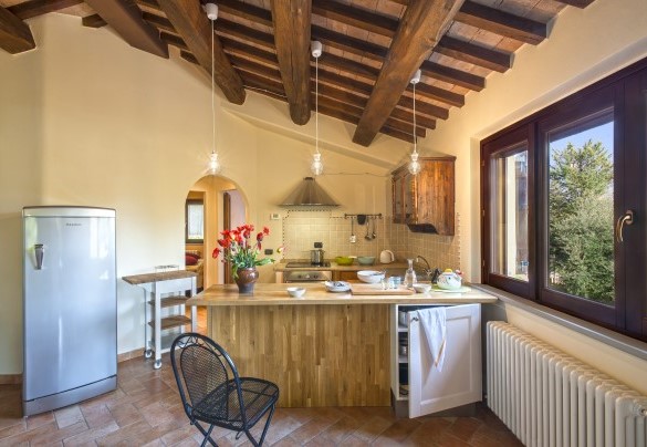Bright kitchen on the first floor, with a peninsula and access to the bedrooms - Casale degli Ulivi