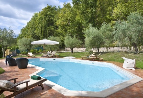 Poolside relaxation areas - Casale degli Ulivi