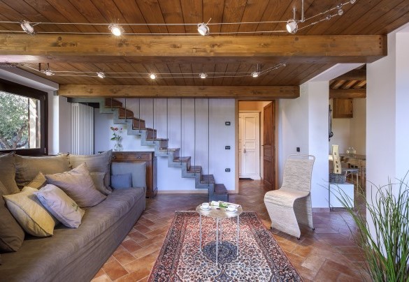 From the bright living room on the first floor leads to the mezzanine, the terrace and the bathroom - Casale degli Ulivi