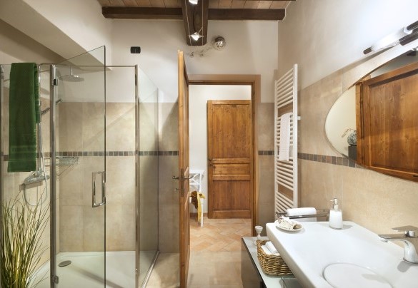 Bathroom n. 1 with shower on the ground floor - Casale degli Ulivi