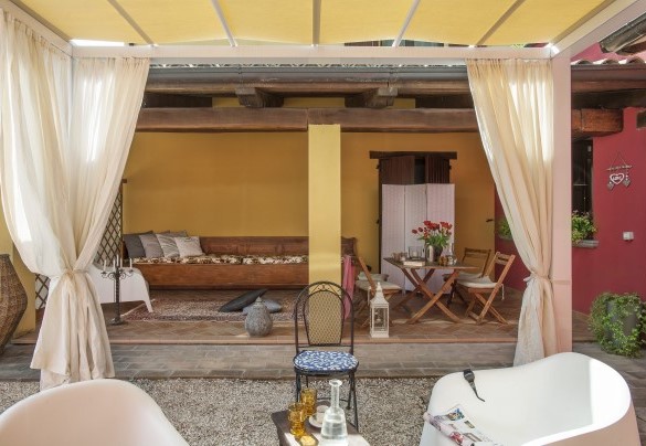 Side porch and gazebo at the entrance of room no. 3 - Casale degli Ulivi