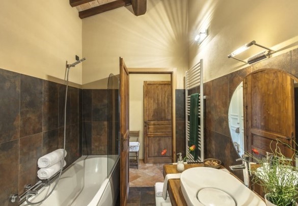 Bathroom no. 4 with bathtub, first floor - Casale degli Ulivi