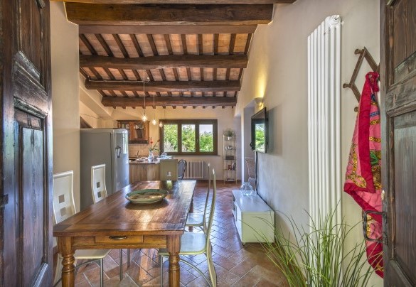 Entrance and dining area of ​​the first floor apartment - Casale degli Ulivi