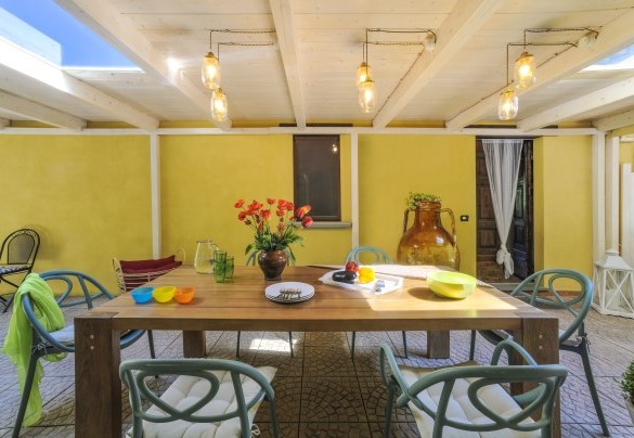Outdoor dining area under the porch on the first floor - Casale degli Ulivi