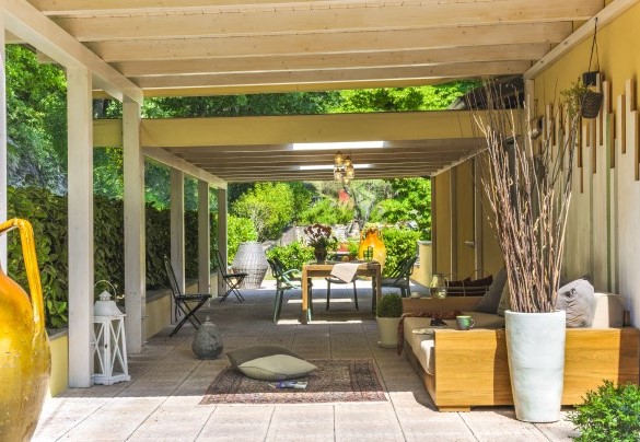 Large veranda at the entrance of the upper floor apartment, with comfortable seating and a table for outdoor dining - Casale degli Ulivi