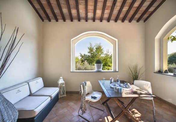 Panoramic terrace furnished with outdoor seating and lunch table, first floor apartment - Casale degli Ulivi
