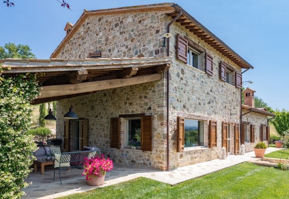 La villa esternamente è completamente rivestita in pietra - Casale dei Gelsomini
