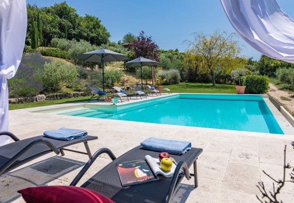 La piscina e la zona prendisole attrezzata con lettini, sdrai, gazebo e doccia esterna - Casale dei Gelsomini