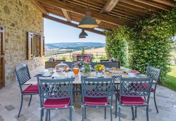 All'uscita della porta finestra della cucina si trova l'ampio porticato - Casale dei Gelsomini
