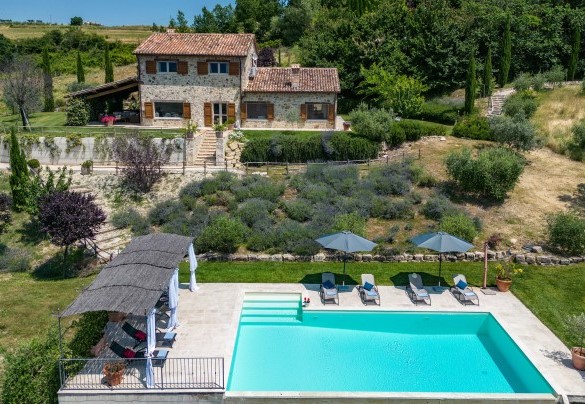 Il bellissimo casale e la piscina visti dal alto - Casale dei Gelsomini