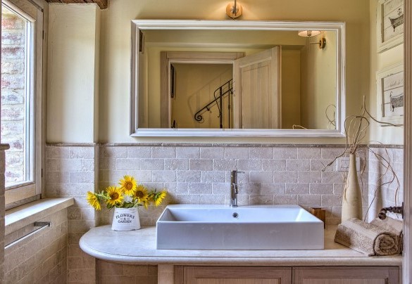Il bagno di servizio al piano terra - Casale dei Gelsomini 